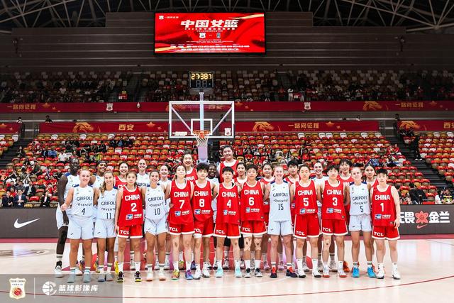 另一方面是, 图特队, 中国女篮也